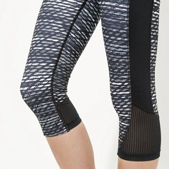 Under Armour UA Fly By Printed Run Capri Leggings Sz S - Picture 4 of 10
